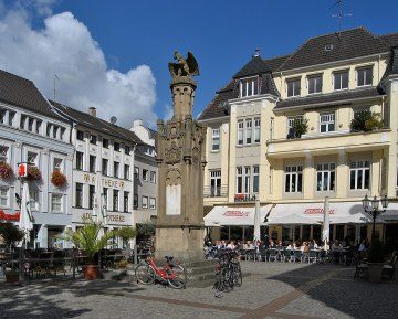 50-Teaser_1024px-Moers,_Altmarkt,_CN-II_Wikimedia_360x289